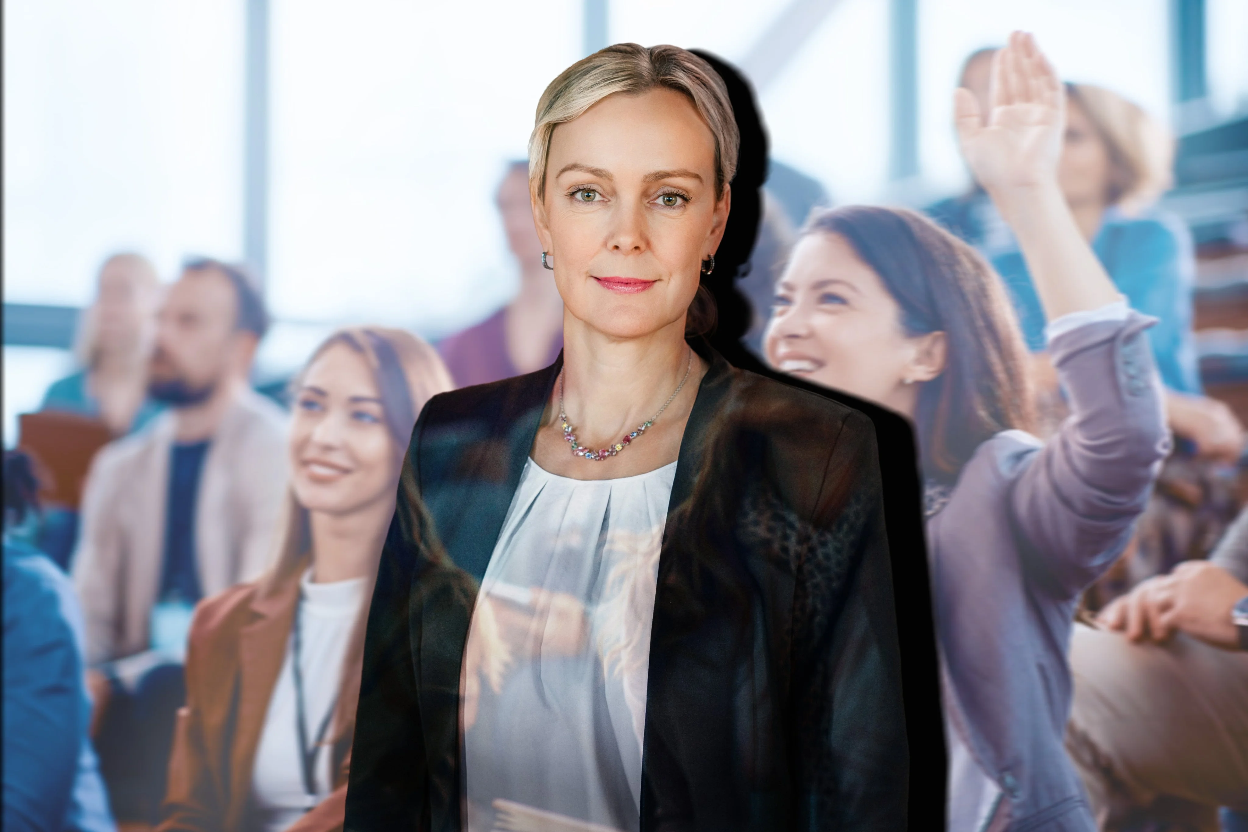 IHK-Geschäftsführerin Manja Schreiner im Portrait vor der Projektion einer Gruppe junger fröhlicher Frauen in Aufbruchstimmung.