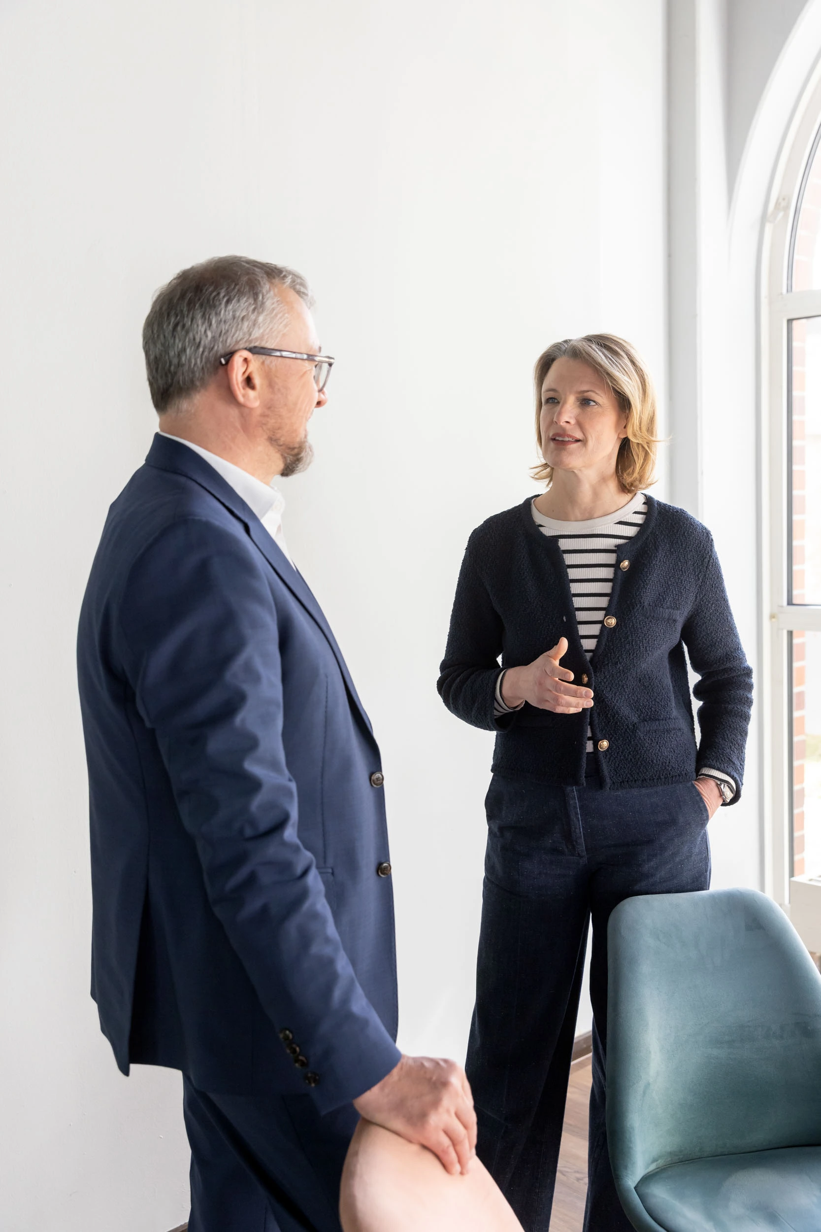 Die berlinovo-Geschäftsführung Caroline Oelmann und Alf Aleithe im Gespräch in der Lobby des Wohngebäudes in der Gotthardstraße in Berlin.