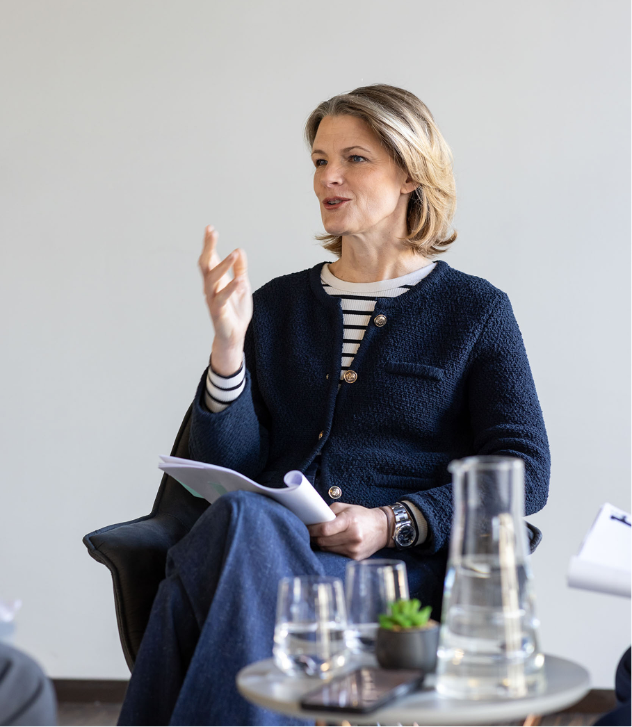 Die berlinovo-Geschäftsführerin Caroline Oelmann im angeregten Gespräch während des Interviews. In der Hand hält sie eine Mappe mit ihren Notizen.