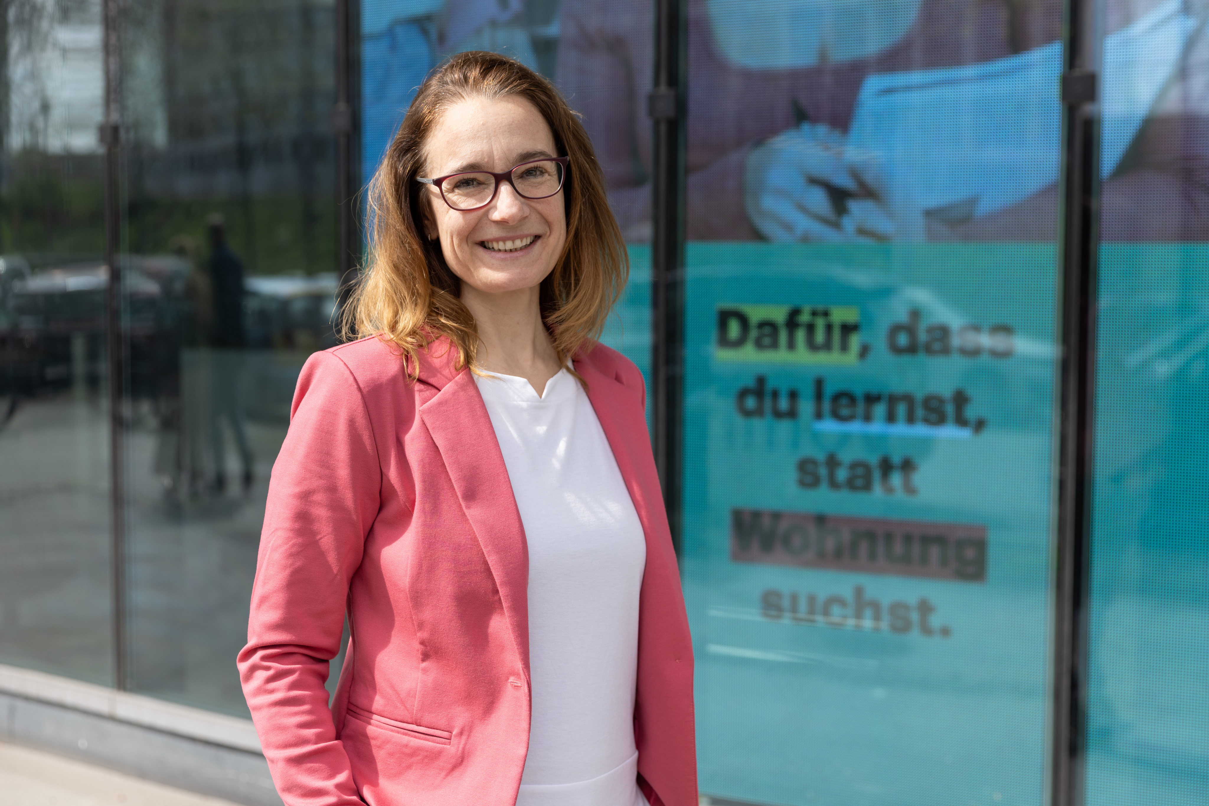 Sideshot von Doreen Smolarek, Spezialistin für Akquisition und Einkauf bei berlinovo. Fotografiert vor dem unternehmenseigenen Gebäude.