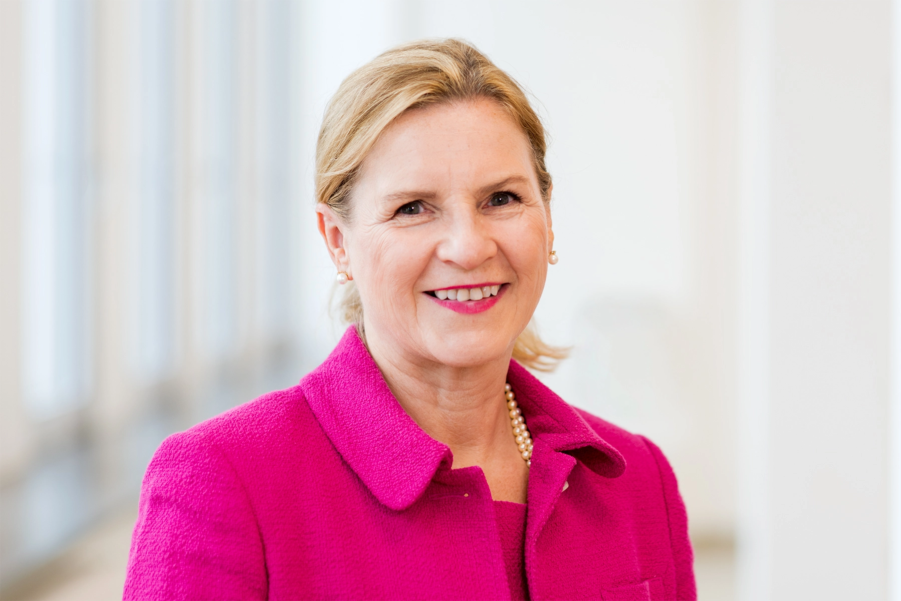 Portraitfoto von Astrid Lurati, Charité Vorstand Finanzen und Infrastruktur, die lächelnd in die Kamera schaut.