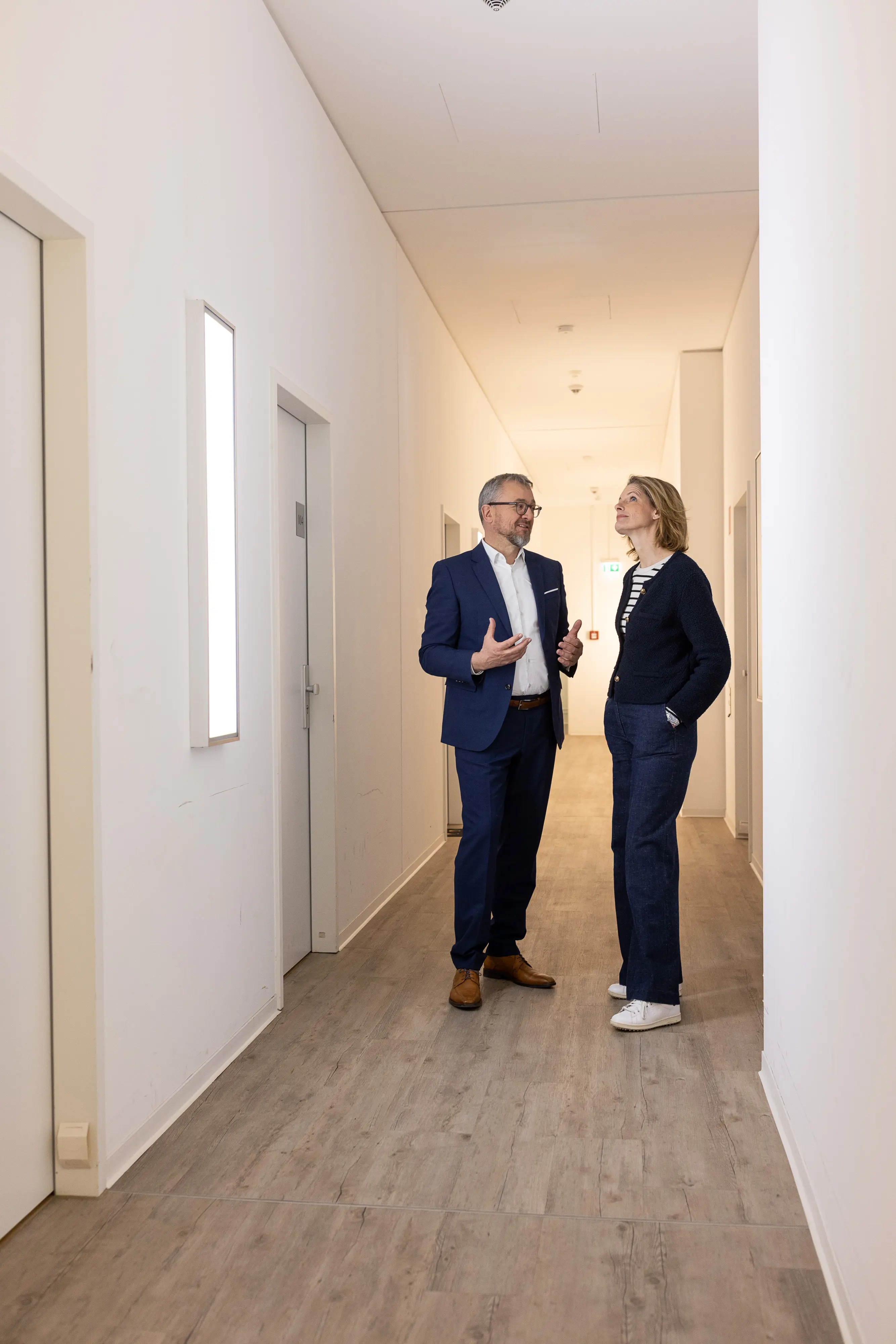 Ansicht eines lichtdurchfluteten modernen Gruppenraums im berlinovo-Geschäftsgebäude.